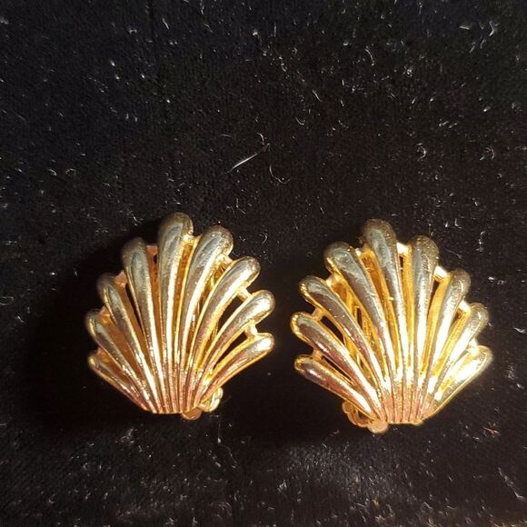Vintage 1980's Open Design Goldtone Seashell Design Clip-On Earrings‎ - Picture 1 of 5